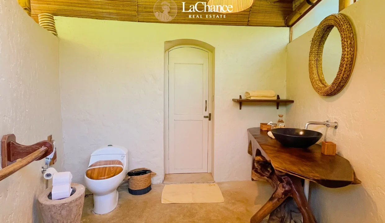Beachfront 4 bedroom villa in Seseh3