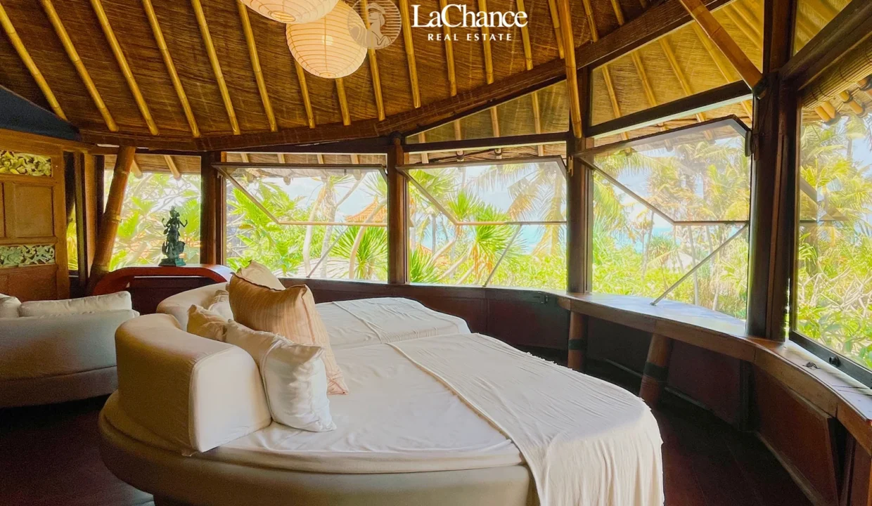 Beachfront 4 bedroom villa in Seseh31