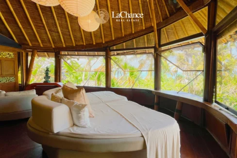 Beachfront 4 bedroom villa in Seseh31