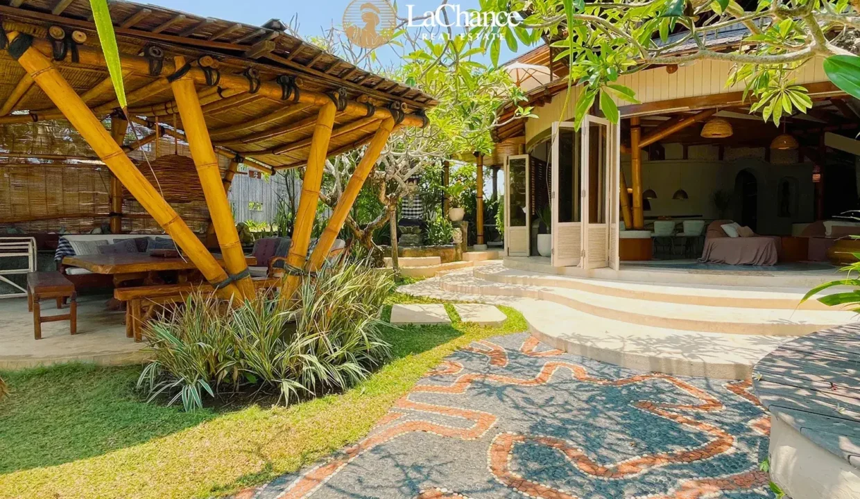 Beachfront 4 bedroom villa in Seseh32
