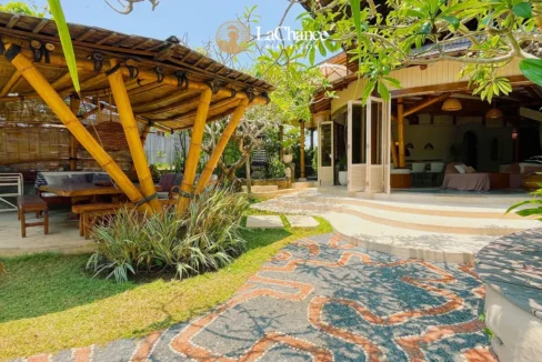 Beachfront 4 bedroom villa in Seseh32