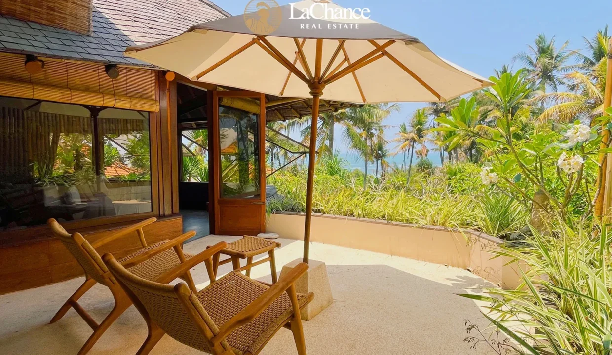 Beachfront 4 bedroom villa in Seseh33