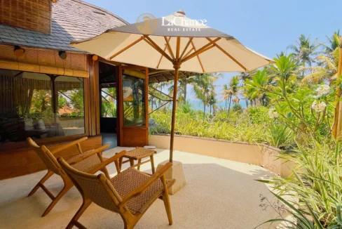 Beachfront 4 bedroom villa in Seseh33