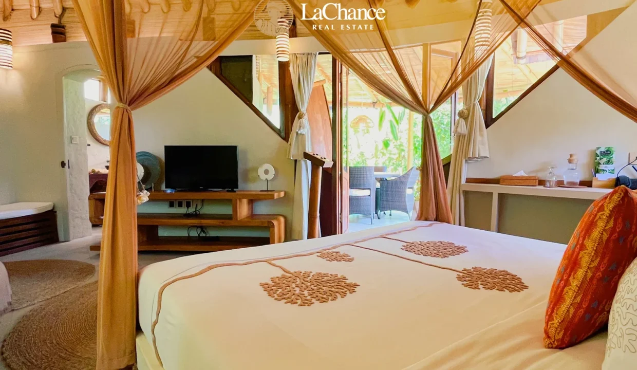 Beachfront 4 bedroom villa in Seseh4