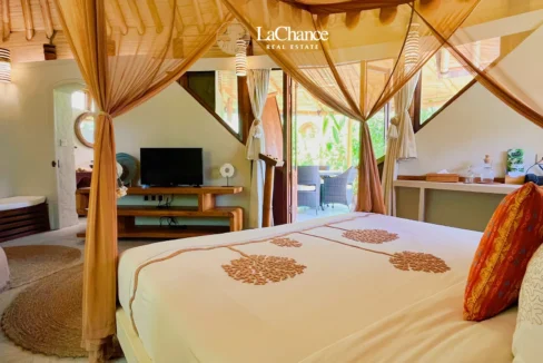 Beachfront 4 bedroom villa in Seseh4