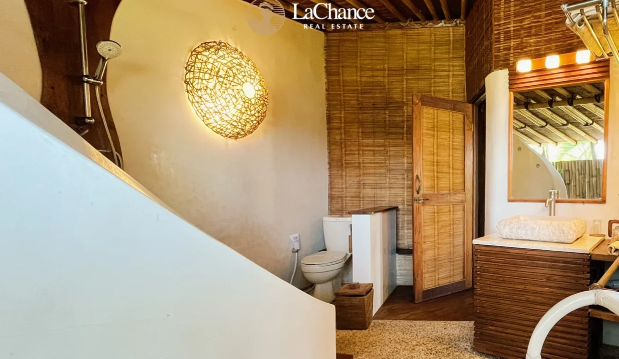 Beachfront 4 bedroom villa in Seseh5