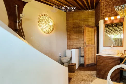 Beachfront 4 bedroom villa in Seseh5