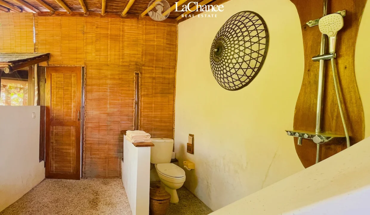 Beachfront 4 bedroom villa in Seseh8