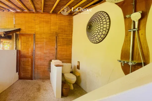 Beachfront 4 bedroom villa in Seseh8