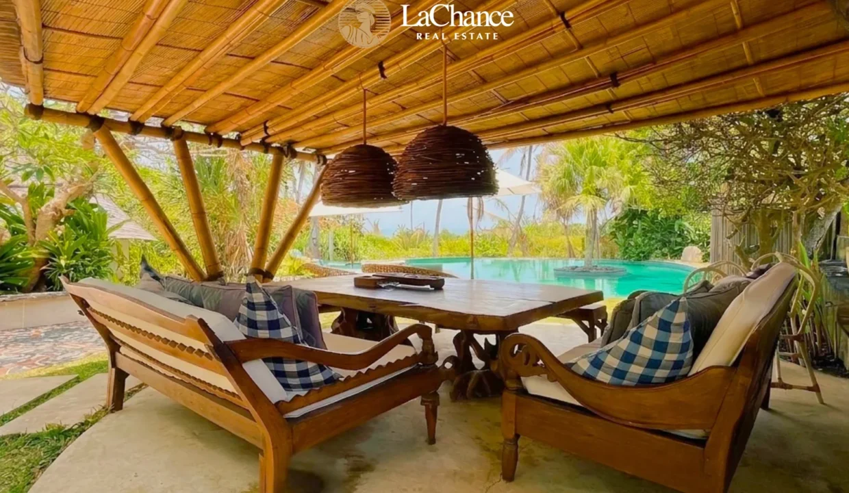 Beachfront 4 bedroom villa in Seseh9