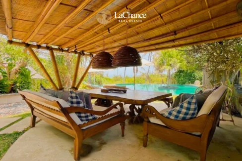 Beachfront 4 bedroom villa in Seseh9