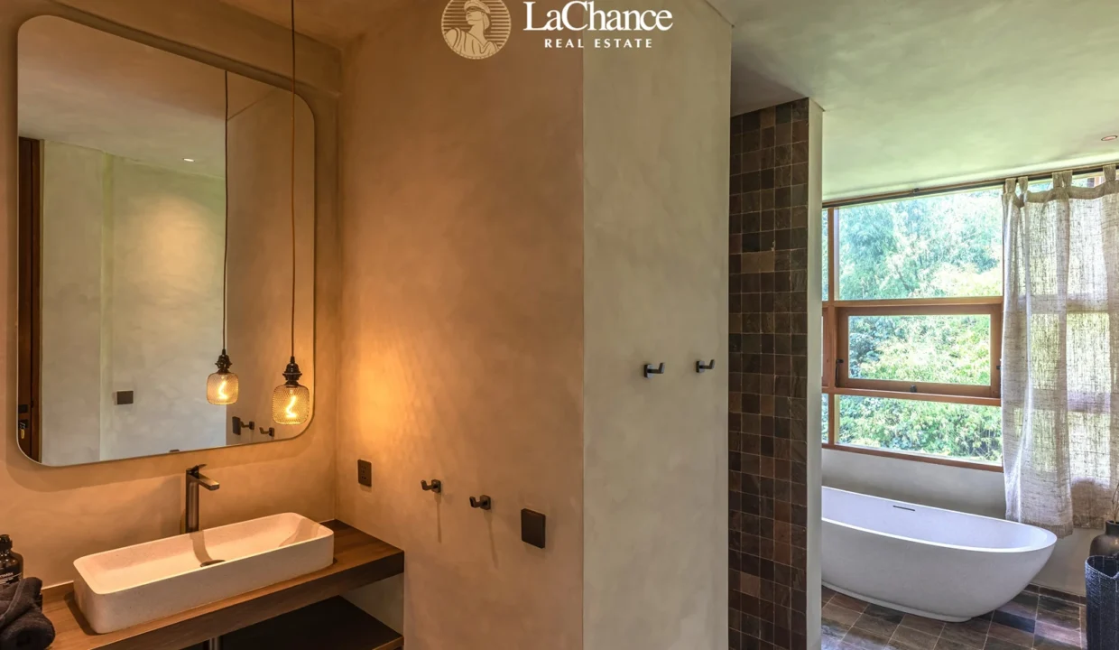 Luxury 5 bedroom in Nyanyi Bali16